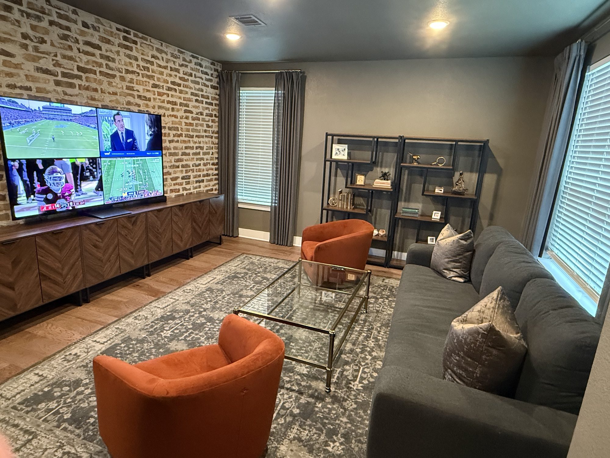 Second living area with real brick wall